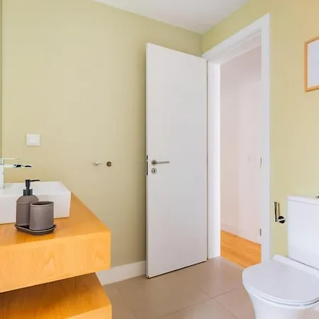 Appartamento 2br Chic&bright With 120sqm. In Campo De Ourique Lisbona