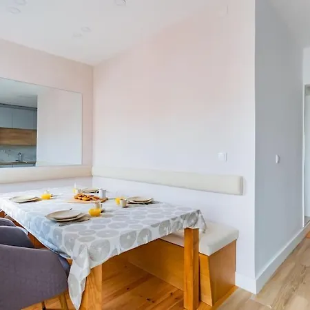 Апартаменты 2br Chic&bright With 120sqm. In Campo De Ourique *