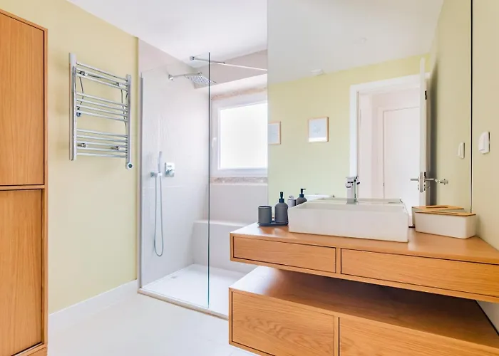 2br Chic&bright With 120sqm. In Campo De Ourique شقة