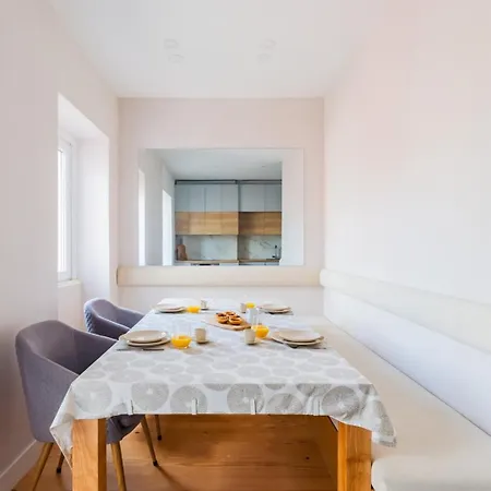 Апартаменты 2br Chic&bright With 120sqm. In Campo De Ourique Лиссабон