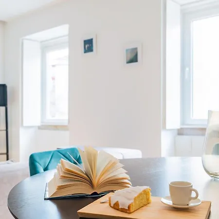 Apartment 2br Chic&bright With 120sqm. In Campo De Ourique