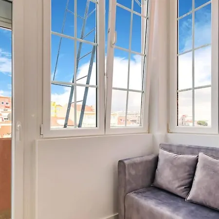 Apartamento 2br Chic&bright With 120sqm. In Campo De Ourique