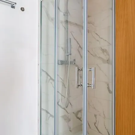 Apartamento 2br Chic&bright With 120sqm. In Campo De Ourique *